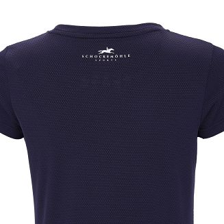 Logo SCHOCKEMÖHLE na piersi i plecach podkreśla markowy charakter, nowoczesna metka typu flag label na rękawie dodaje sportowego akcentu.