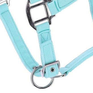 Pasek nachrapnika zapinany na klamrę - możliwość regulacji obwodu ułatwia dopasowania kantara.