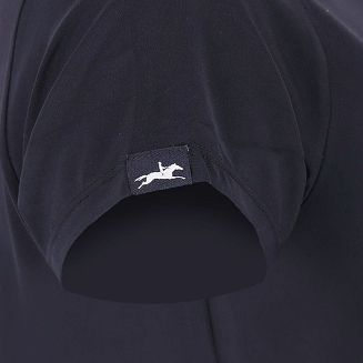 Nowoczesnym detalem jest także naszywka typu flag label na prawym rękawie, która podkreśla markowy charakter i dodaje całości dynamicznego wyrazu.