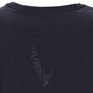 Dodatkowym atutem jest perforacja na plecach, która wspiera cyrkulację powietrza i pomaga utrzymać świeżość nawet podczas aktywności fizycznej czy cieplejszych dni.