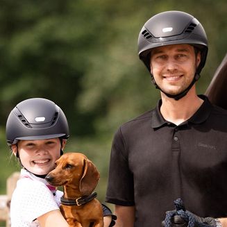 Ekskluzywny kask do jazdy konnej, bardzo wygodny i bezpieczny.