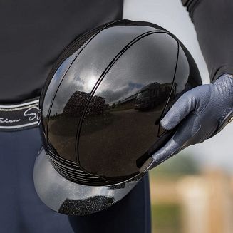 To kask, który świetnie wygląda, zapewnia wygodę podczas każdej jazdy i spełnia najnowsze wymagania dotyczące bezpieczeństwa.