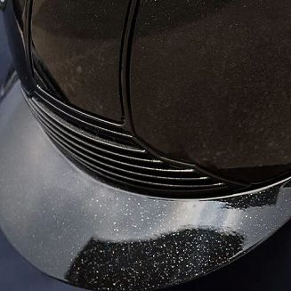 Połączenie eleganckiego lakierowanego wykończenia z efektownym brokatowym pokryciem sprawia, że model Seattle doskonale wpisuje się w estetykę współczesnego jeździectwa.