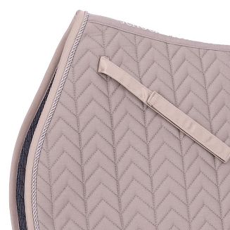 Długie paski podtrzymujące czaprak zapinane na rzepy.