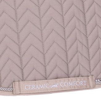 Jeśli chcesz zadbać o komfort swojego konia i jednocześnie wyróżnić się na parkurze – SCHOCKEMÖHLE SPCeramica to wybór, który łączy technologię z ponadczasowym stylem.