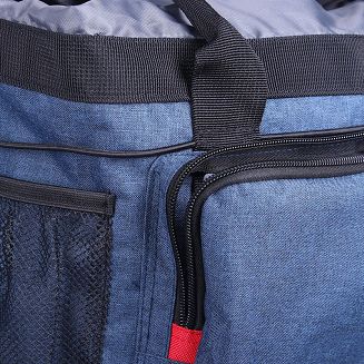 Torba na szczotki QHP to funkcjonalny organizer, który ułatwia przechowywanie i transport sprzętu do pielęgnacji konia. Dzięki przemyślanemu układowi kieszeni, dużej pojemności i solidnemu wykonaniu sprawdzi się zarówno u początkujących jeźdźców, jak i doświadczonych zawodników, pomagając utrzymać porządek w każdej sytuacji.