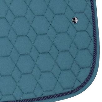 Jest idealny pod haft – świetna opcja dla stajni, klubów i zespołów. Pozwala stworzyć indywidualny, profesjonalny wizerunek.