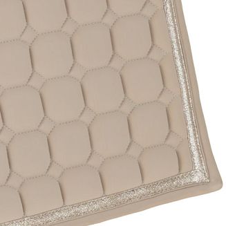 Całość uzupełnia elegancka lamówka z efektem brokatu, która nadaje czaprakowi sportowy, ale jednocześnie dopracowany wygląd