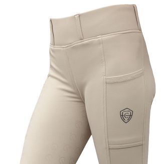 Legginsy mają kieszenie na telefon po obu stronach, dzięki czemu najpotrzebniejsze drobiazgi można mieć zawsze pod ręką. Szlufki na pasek pozwalają dodatkowo dopasować stylizację do własnych upodobań.