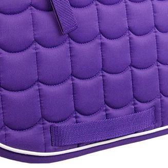 Obszyty dyskretną, białą wypustką.