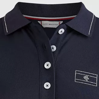 z przodu po lewej stronie na wysokości klatki piersiowej znaczek  TOMMY HILFIGER z maleńkich kryształków