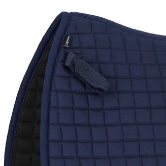 Dzięki krótkim paskom z rzepem łatwo łatwo można go dopiąć do półkółek  (D-ring) w siodle i czaprak pozostaje stabilnie na miejscu, nie przesuwa się pod siodłem i zapewnia maksymalny komfort pracy konia.