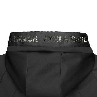 Kaptur przyszyty na stałe, regulowany ściągaczem oraz ozdobiony napisami PIKEUR, wykonane dżetami.