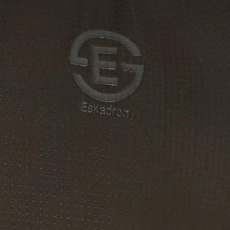 Wykonana z funkcyjnej dzianiny o strukturze gęstej siateczki.