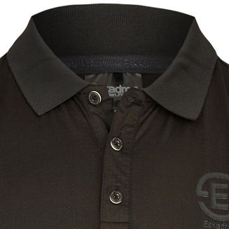 Zzapinana pod szyją na małe guziki.