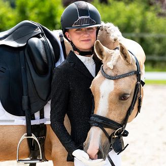 Ogłowie QHP Lagos to elegancki i funkcjonalny model zaprojektowany z myślą o komforcie konia oraz estetycznym, dopracowanym wyglądzie