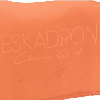 Po bokach wytłoczone napisy 