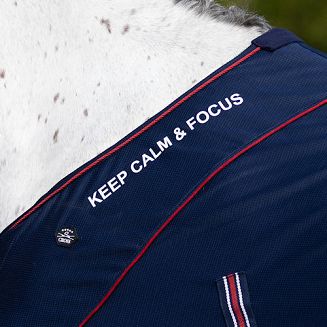 na szyi napis KEEP CALM &FOCUS