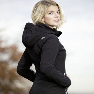 Bluza jeździecka HKM SPORT SOFTSHELL pokazana od boku na modelce 