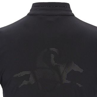 Z tyłu na plecach perforowane logo subtelnie podkreśla sportowy charakter koszulki i wyróżnia ją na tle klasycznych modeli.