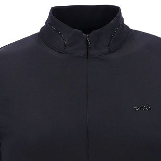 Stójka ozdobiona delikatnymi kryształkami nadaje eleganckiego charakteru, a połyskujące motywy konia z kryształków na klatce piersiowej i rękawach tworzą wyjątkowy, kobiecy akcent.