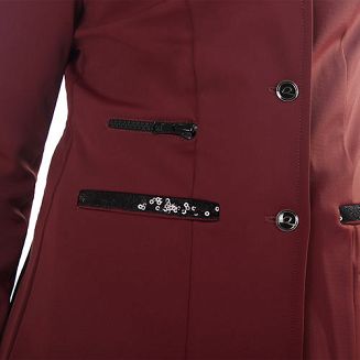 Brokatowa taśma na kieszonkach dodaje elegancji.
Kieszonki zapinane na zamek.
Dodatkowo nad prawą kieszenią zamek imitujący kieszonkę.