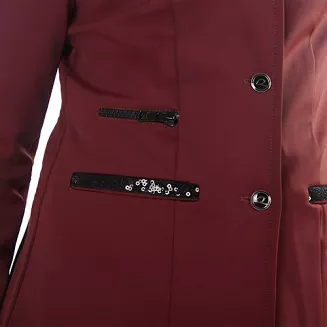 Brokatowa taśma na kieszonkach dodaje elegancji.
Kieszonki zapinane na zamek.
Dodatkowo nad prawą kieszenią zamek imitujący kieszonkę.