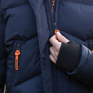 Elastyczne mankiety z otworami na kciuki dodatkowo osłaniają dłonie i nadgarstki przed chłodem, a przy tym dobrze układają się pod rękawiczkami.
