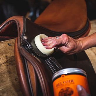 Zawiera lanolinę i wosk pszczeli, naturalne i cenne składniki konserwujące skórę.