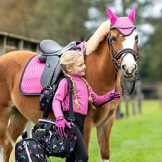 Unicorn Dream sprawia, że torba groomerska staje się nie tylko praktycznym miejscem na szczotki i kosmetyki, ale również efektownym elementem wyposażenia młodego miłośnika koni.