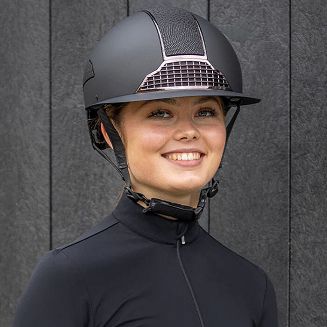 To kask stworzony z myślą o realnych potrzebach jeźdźców. Chroni, dopasowuje się do głowy i poprawia komfort jazdy w trudnych warunkach oświetleniowych. Jeśli zależy Ci na bezpieczeństwie, wygodzie i funkcjonalności – ten model będzie trafnym wyborem.
