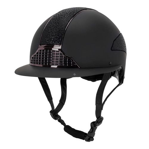 Kask jeździecki QHP Detroit Polo to nowoczesne rozwiązanie dla wymagających jeźdźców – łączy wysoki poziom bezpieczeństwa, wygodę użytkowania oraz funkcjonalny daszek typu polo, który skutecznie ogranicza oślepiające światło.