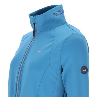 Jeśli chcesz wyglądać stylowo w stajni i poza nią, a jednocześnie czuć pełną swobodę ruchu – SCHOCKEMÖHLE Ines Style to bluza, która łączy wygodę z kobiecą elegancją. Kolor Colonial Blue.