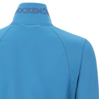 Stójka z dekoracyjnym logo dodaje elegancji.