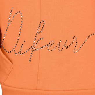 Lewy bok bluzy ozdobiony logo PIKEUR z błyszczących kryształków.
