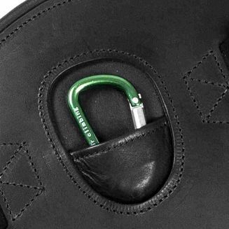 karabinek pośrodku fartucha umożliwia łatwe dopięcie wytoka, napierśnika, czarnej wodzy czy czambonu
