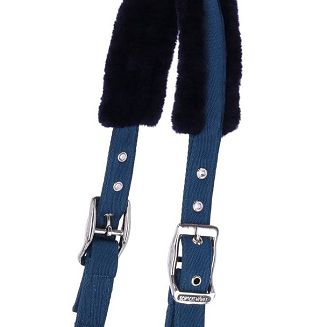 Pasek potyliczny zapinany po obu stronach na klamry zwiększające możliwość regulacji