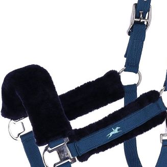 Nachrapnik w całości pokryty miękkim, wegańskim futerkiem chroni przed otarciami. Kolor Colonial Blue - ciemny turkus.