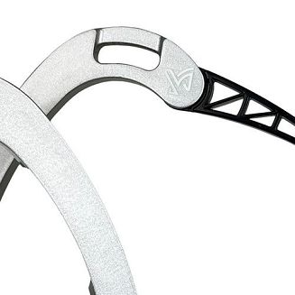  ruchome ramię automatycznie otwiera się w razie upadku, chroniąc stopę przed zaklinowaniem