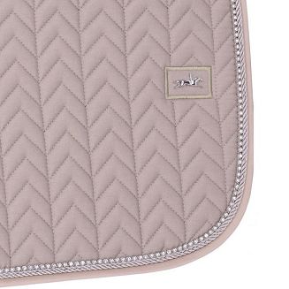 Precyzyjne, równomierne pikowanie podkreśla wysoką jakość wykonania, łańcuszek z kryształkami dodaje subtelnego blasku, ozdobny sznurek i metalowe logo konia nadają luksusowego charakteru.