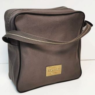 zapakowane w ozdobną torbę zapinaną na zamek