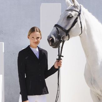 Taliowany krój, dopasowany do damskiej sylwetki.