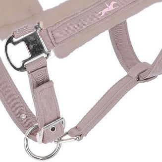 Pasek nachrapnika zapinany na klamrę - możliwość regulacji obwodu ułatwia dopasowania kantara.