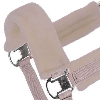 nachrapnik w całości pokryty miękkim, wegańskim futerkiem chroni przed otarciami