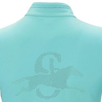 Z tyłu na plecach perforowane logo subtelnie podkreśla sportowy charakter koszulki i wyróżnia ją na tle klasycznych modeli.