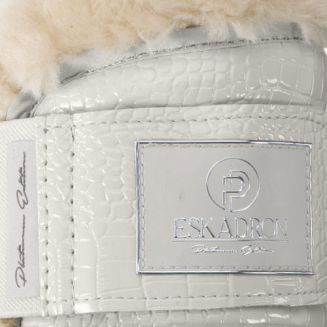 zdobione wytłaczaną imitacją skóry krokodyla.