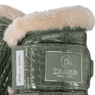 górny rzep ozdobiony srebrnym emblematem kolekcji ESKADRON