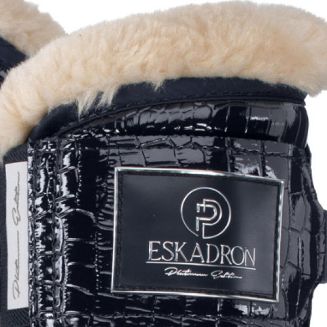 od wewnętrznej strony obszyte mięciutkim futerkiem, amortyzującym uderzenia, długi włos umożliwia cyrkulację powietrza