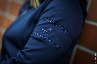 Jersey Hoody SP SPSophie Style to wygodna propozycja dla kobiet, które lubią sportową odzież z eleganckimi, biżuteryjnymi detalami.