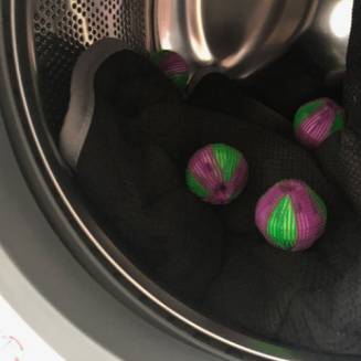 kulki zbierają sierści w czasie prania w pralce